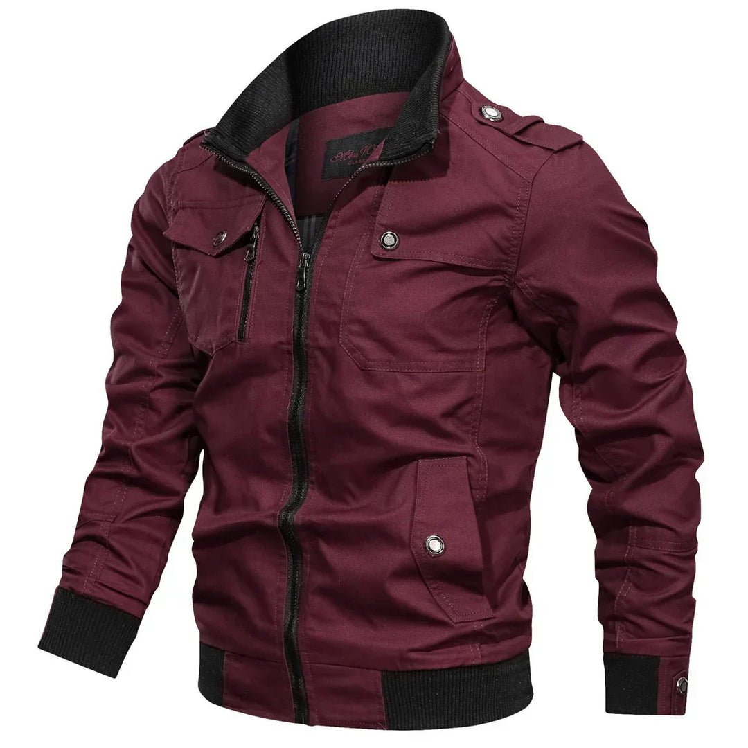 Herenjas weerbestendig, in een donkerblauwe tint, met een modern ontwerp, ideaal voor de herfst en winter. Voorzien van capuchon en diverse zakken.