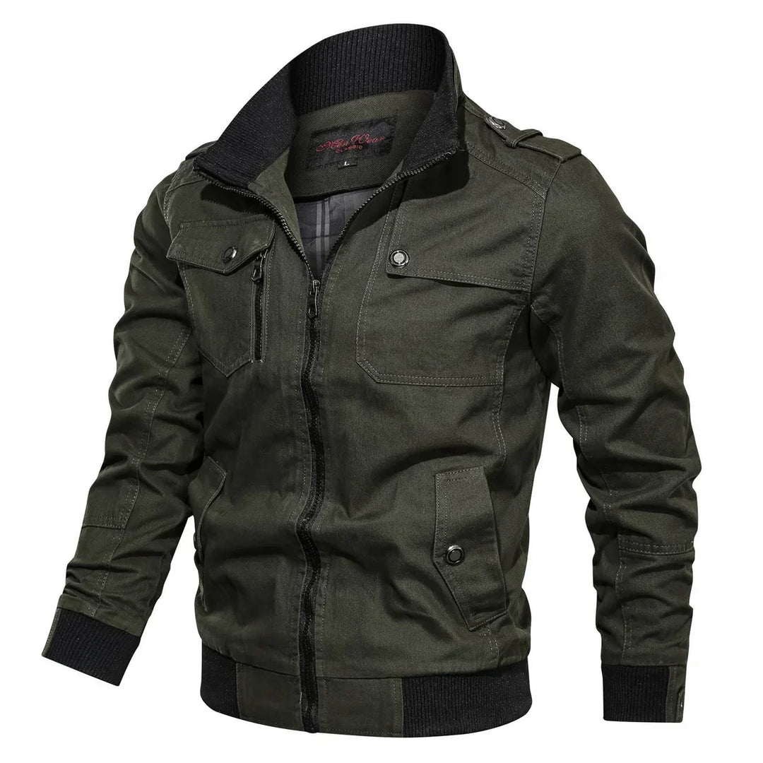 Herenjas weerbestendig, in een donkerblauwe tint, met een modern ontwerp, ideaal voor de herfst en winter. Voorzien van capuchon en diverse zakken.