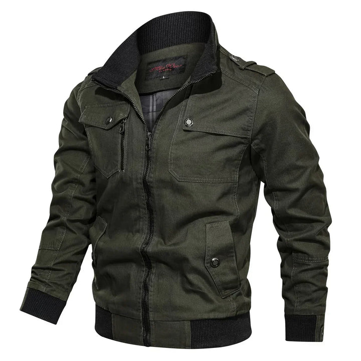 Herenjas weerbestendig, in een donkerblauwe tint, met een modern ontwerp, ideaal voor de herfst en winter. Voorzien van capuchon en diverse zakken.