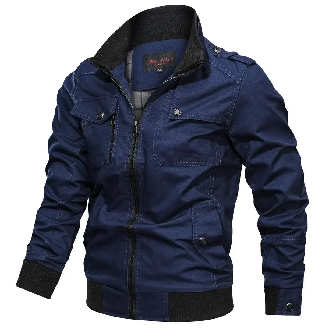 Herenjas weerbestendig, in een donkerblauwe tint, met een modern ontwerp, ideaal voor de herfst en winter. Voorzien van capuchon en diverse zakken.