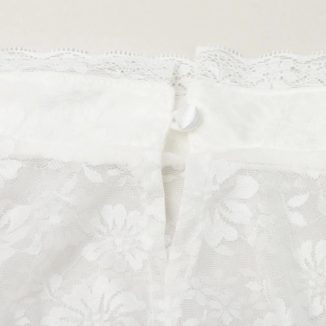 Witte hooggesloten dames dirndlblouse met pofmouwen, ideaal voor Oktoberfest en feestelijke gelegenheden.