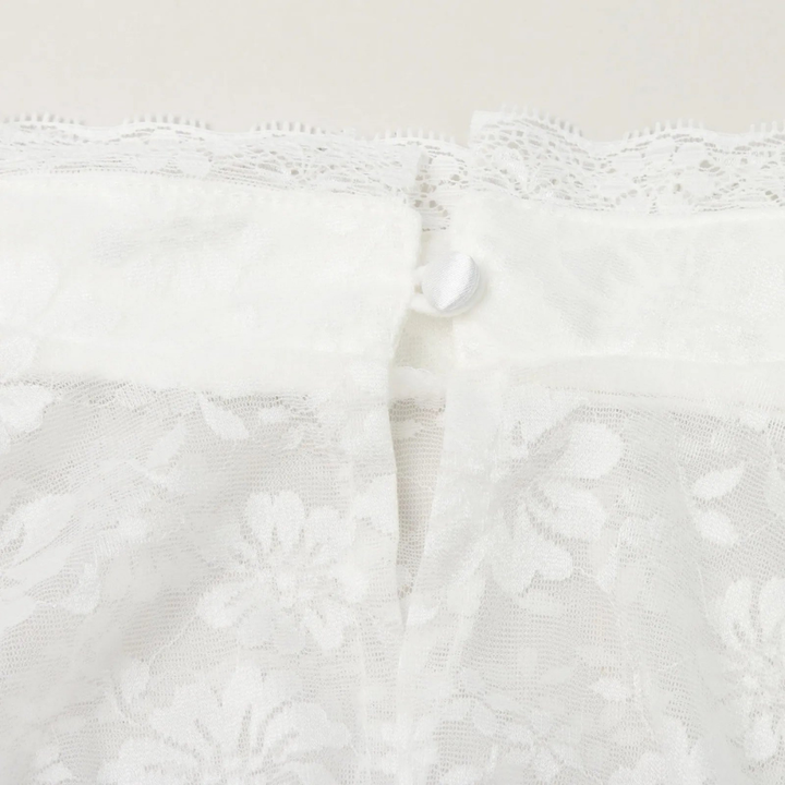 Witte hooggesloten dames dirndlblouse met pofmouwen, ideaal voor Oktoberfest en feestelijke gelegenheden.