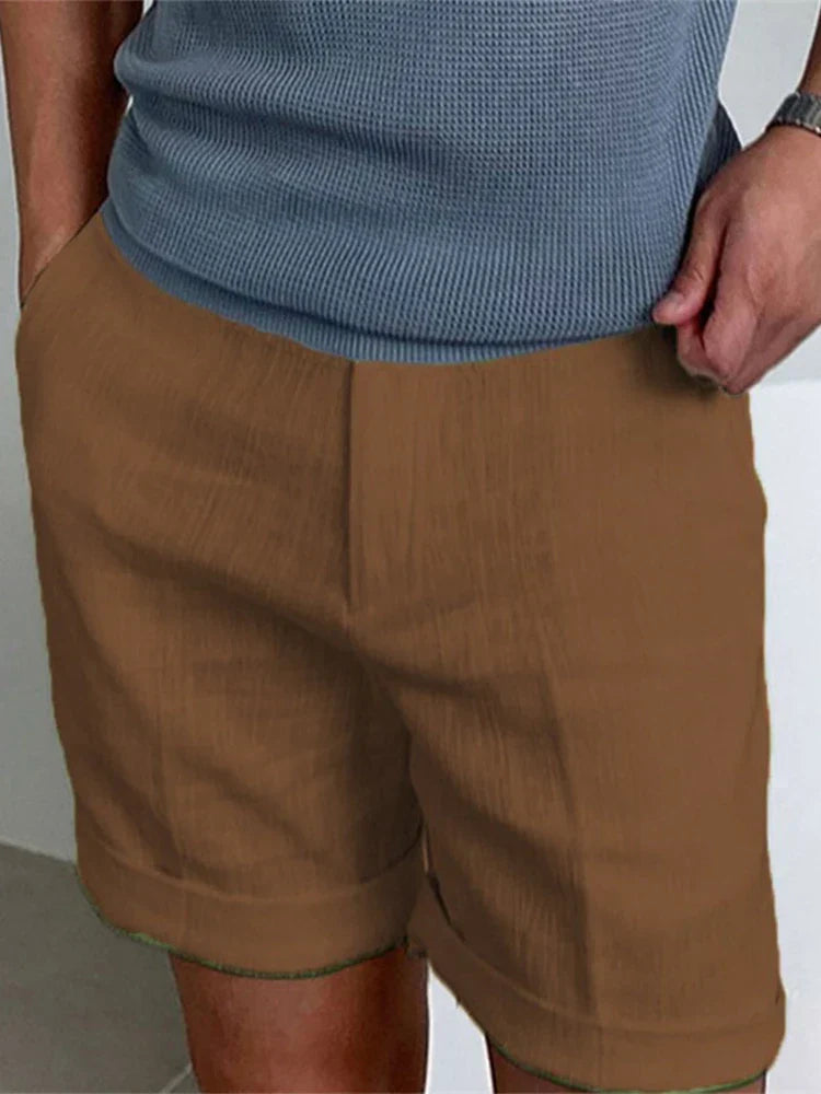 Heren lichte linnen zomershorts in beige, ademend en comfortabel, gemaakt van een linnen-katoenmix met een losse pasvorm.