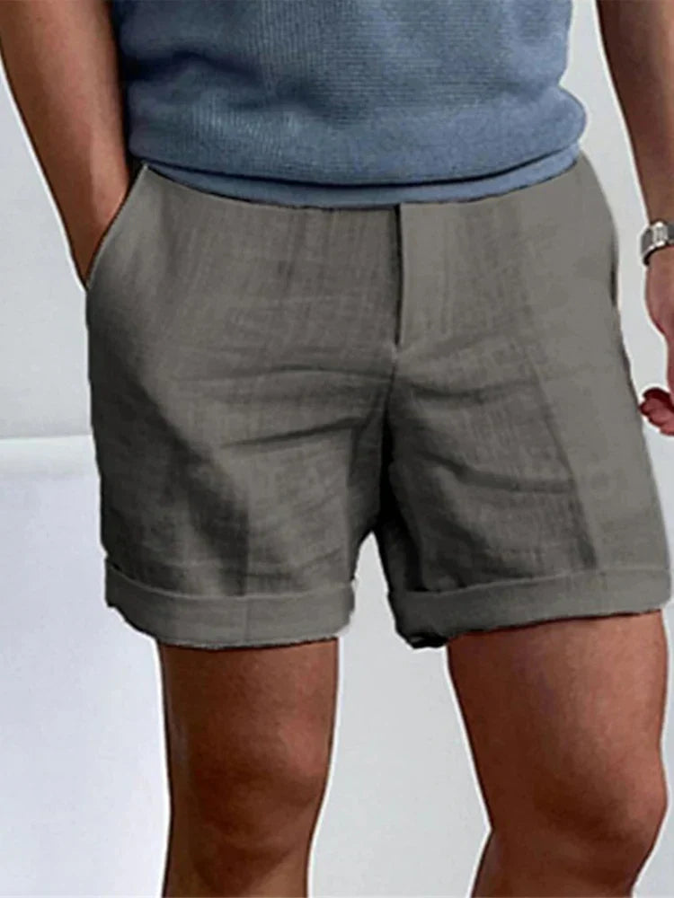 Heren lichte linnen zomershorts in beige, ademend en comfortabel, gemaakt van een linnen-katoenmix met een losse pasvorm.