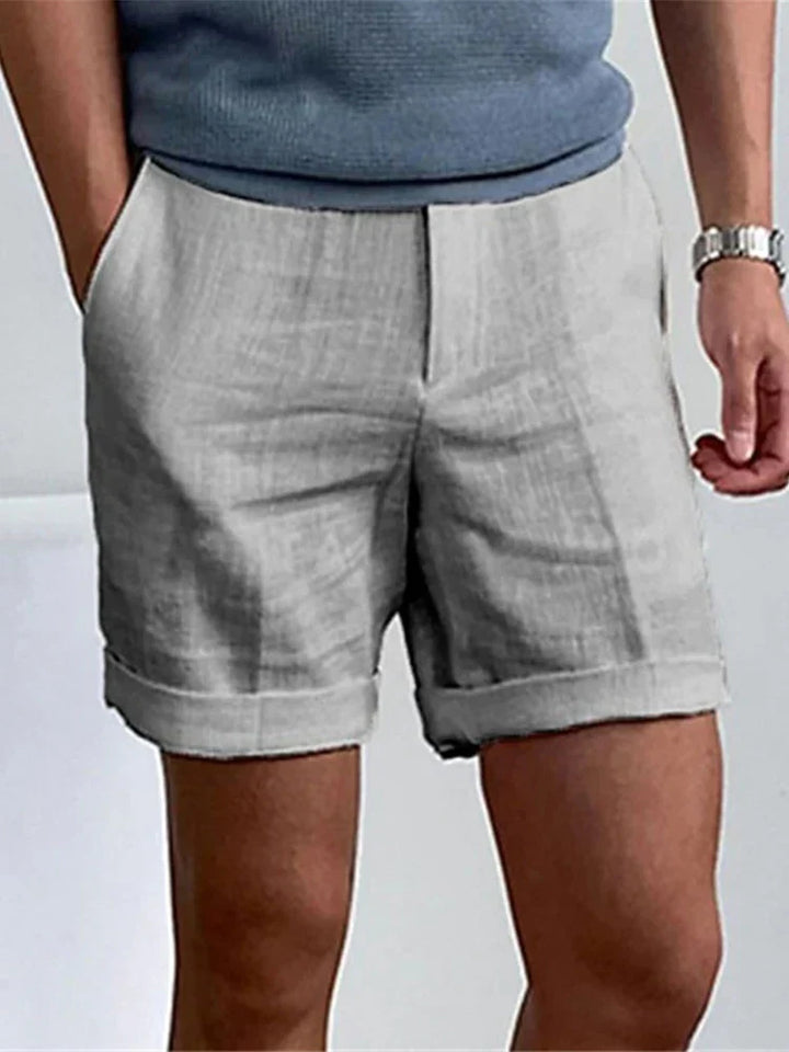 Heren lichte linnen zomershorts in beige, ademend en comfortabel, gemaakt van een linnen-katoenmix met een losse pasvorm.