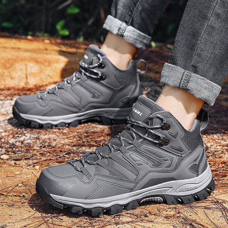 Model draagt de orthopedische wandelschoenen voor heren tijdens een wandeling.