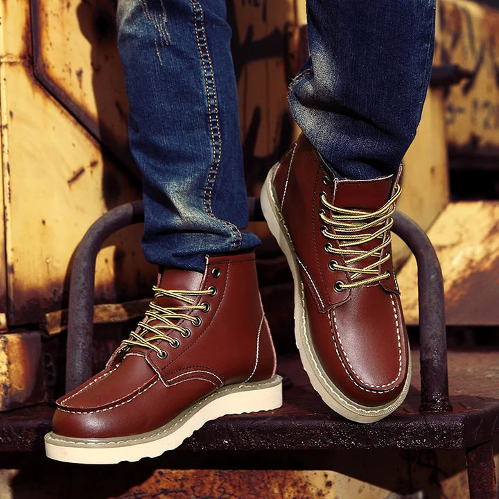Hoge kwaliteit heren retro leren winterlaarzen, tijdloos design, klassiek silhouet, ideaal voor elegante winteroutfits.