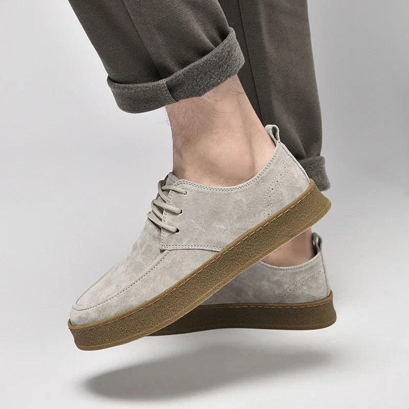 Zijkant van grijze heren suède sneakers, ideaal voor een casual of geklede look