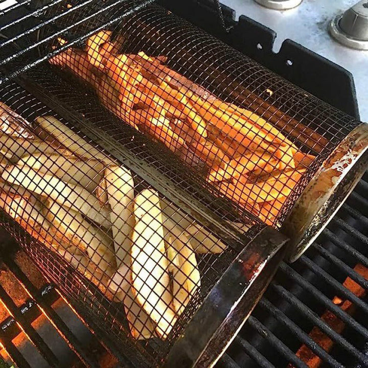 Hoogwaardige metalen grillmand met ergonomische handgrepen voor gelijkmatig grillen op gas- en houtskoolbarbecues.