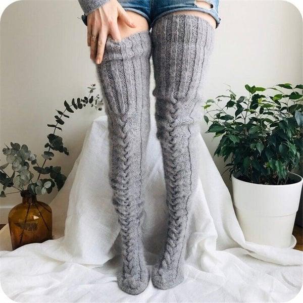 Hoge gebreide wollen dames sokken van WarmWool, perfect voor warmte en comfort in de winter.