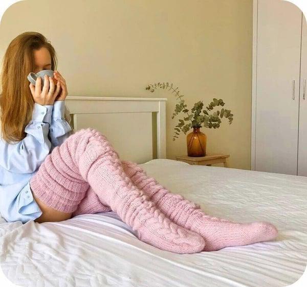 Stijlvolle hoge gebreide wollen sokken voor dames, ideaal als warme beenmode in de winter.
