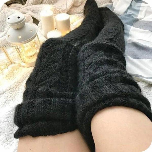 Detailopname van de zachte, gebreide textuur van de hoge wollen dames sokken WarmWool.