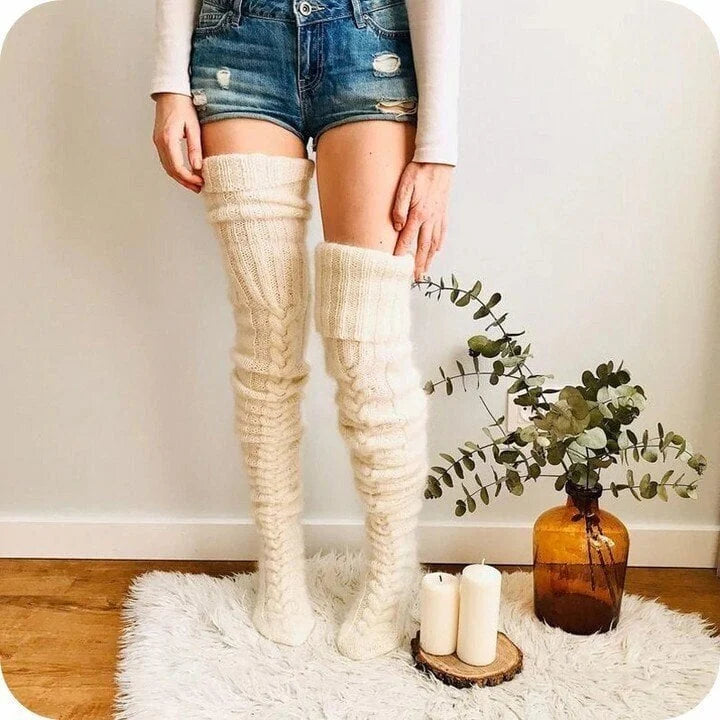 Warme hoge winter sokken voor dames, gebreid van wol, ideaal voor binnen of casual gebruik.