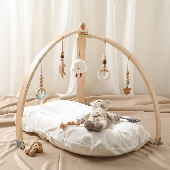 Houten baby activiteitenboog met hangend houten speelgoed, ideaal voor de zintuiglijke stimulatie en motorische ontwikkeling van baby's.