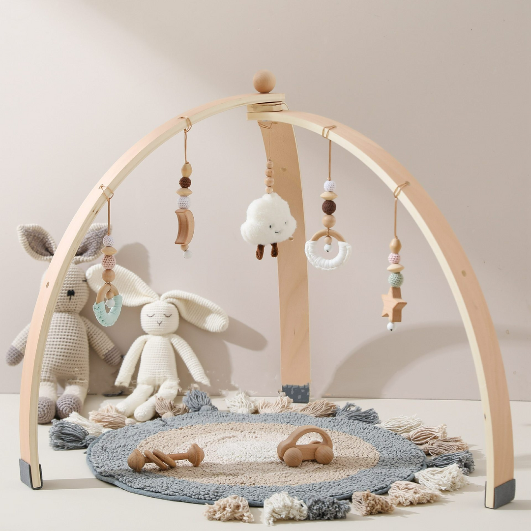 Houten baby activiteitenboog met hangend houten speelgoed, ideaal voor de zintuiglijke stimulatie en motorische ontwikkeling van baby's.