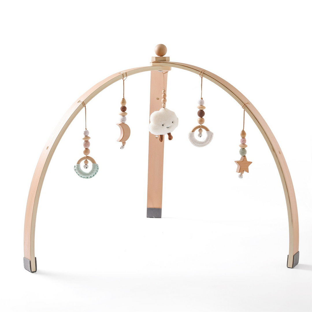 Houten baby activiteitenboog met hangend houten speelgoed, ideaal voor de zintuiglijke stimulatie en motorische ontwikkeling van baby's.