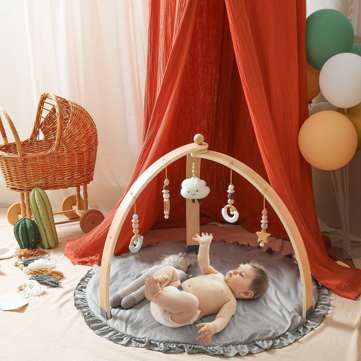 Houten baby activiteitenboog met hangend houten speelgoed, ideaal voor de zintuiglijke stimulatie en motorische ontwikkeling van baby's.