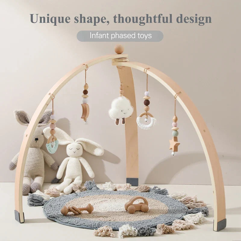 Houten baby activiteitenboog met hangend houten speelgoed, ideaal voor de zintuiglijke stimulatie en motorische ontwikkeling van baby's.