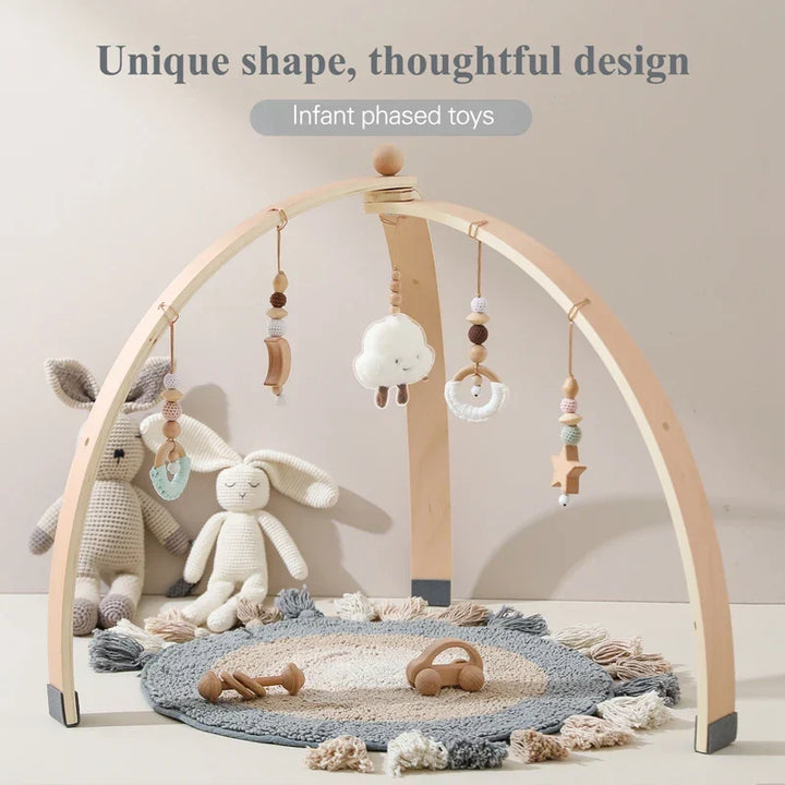 Houten baby activiteitenboog met hangend houten speelgoed, ideaal voor de zintuiglijke stimulatie en motorische ontwikkeling van baby's.
