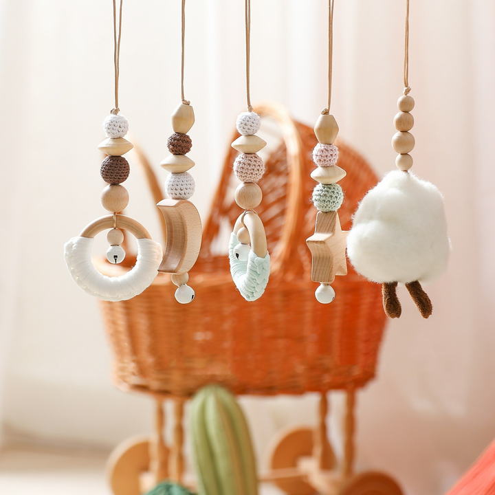 Houten baby activiteitenboog met hangend houten speelgoed, ideaal voor de zintuiglijke stimulatie en motorische ontwikkeling van baby's.