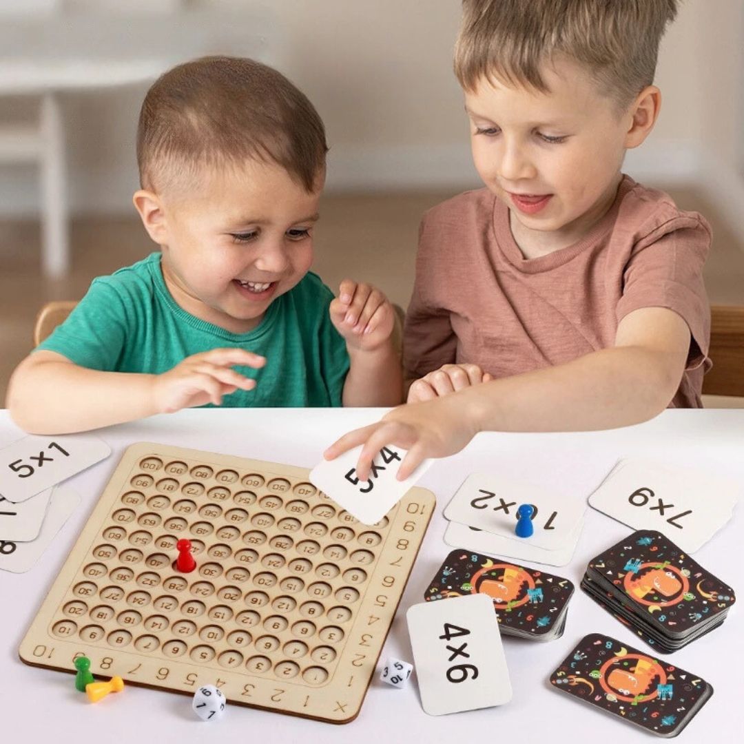 Houten wiskundespel voor kinderen, bevordert cijferbegrip, met gekleurde cijferchips, Montessori geïnspireerd.
