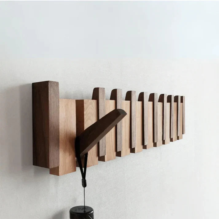 Houten piano kapstok "HarmonyCoat" met uitklapbare haken; stijlvolle wanddecoratie voor hal of gang.