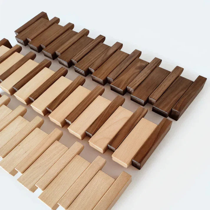 Decoratieve houten kapstok in pianodesign; ideaal voor jassen, sjaals en tassen in de gang.