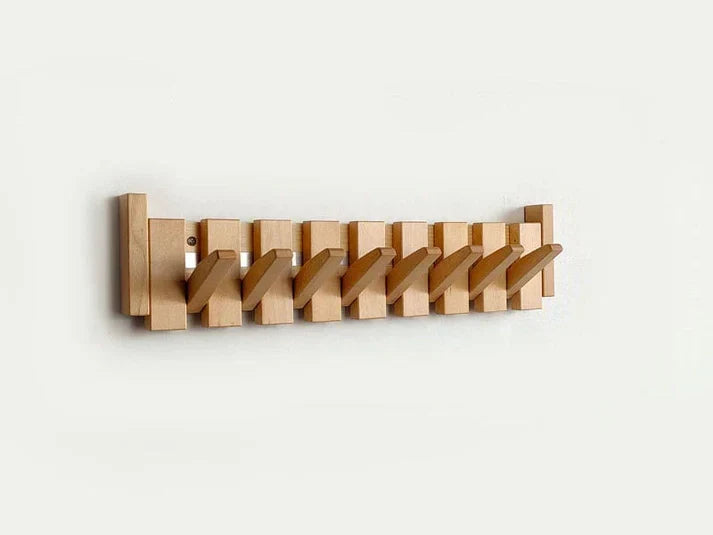 Houten kapstok in pianostijl; perfecte gang inrichting en praktische oplossing voor jassen in de hal.