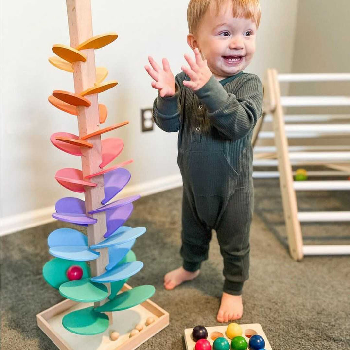Houten regenboog muziekboom voor kinderen, stimuleert motoriek en sensorische ontwikkeling met marmergeluiden.