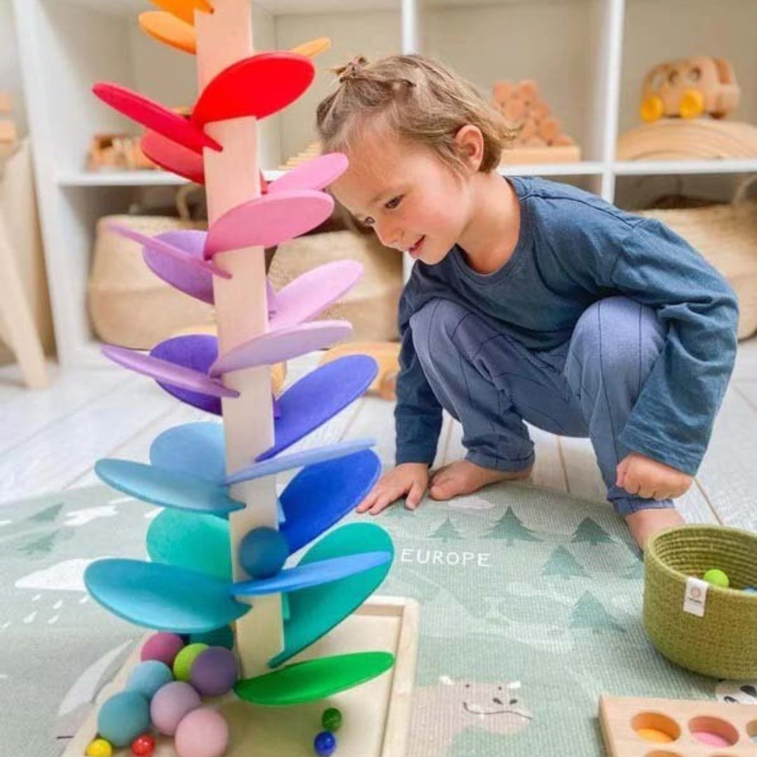 Educatieve houten muziekboom in regenboogkleuren voor kinderen, verbetert motoriek en zintuigen.