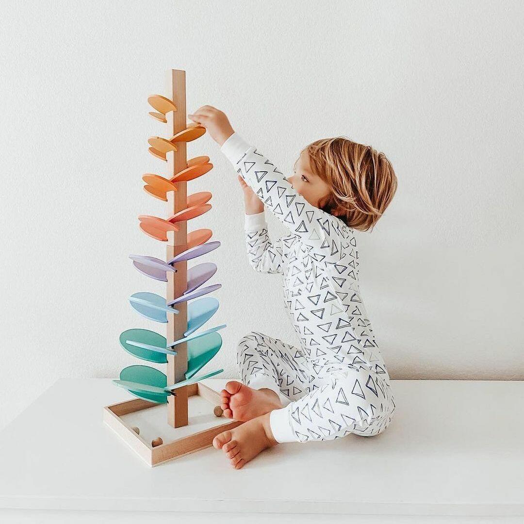 Origineel cadeau: regenboog muziekboom van hout, interactief speelgoed voor sensorische ontwikkeling.
