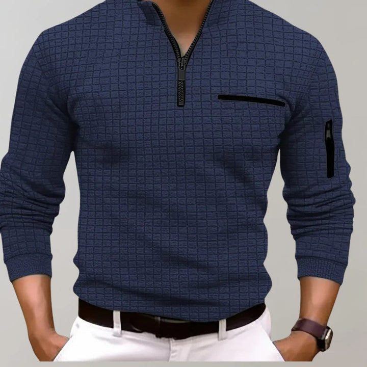 Model draagt comfortabel Hoymans heren poloshirt met ritskraag, perfecte casual kleding voor heren.