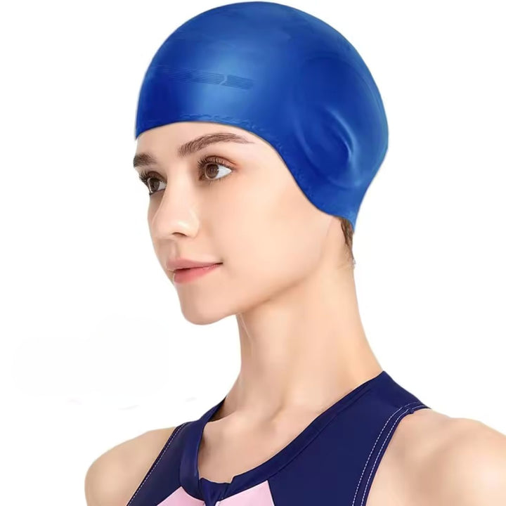 Hoogwaardige zwemcap met oorbescherming, biedt comfort en bescherming voor zwemmers in het zwembad.