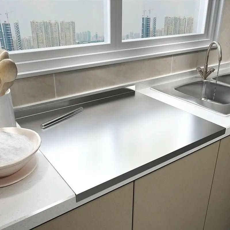 Hygiënische RVS snijplank met antislip en rand, ideaal voor veilige voedselvoorbereiding in de keuken.