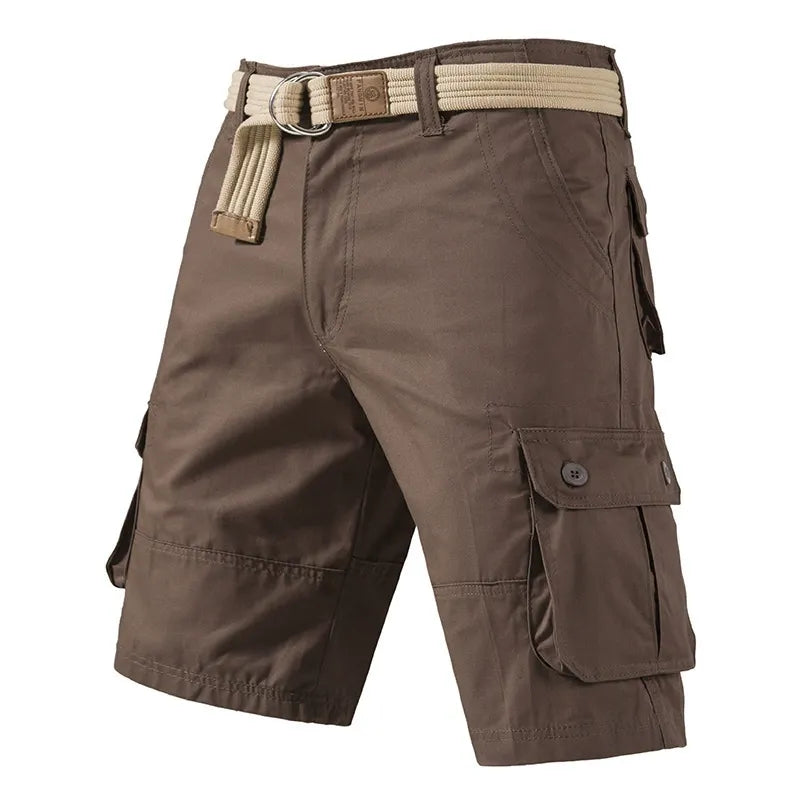Man die heren cargo shorts draagt in een natuurlijke omgeving