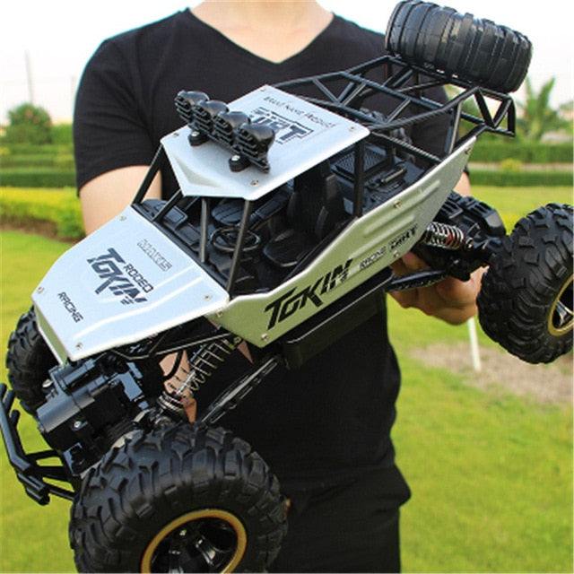 Indrukwekkende 4x4 RC monstertruck in offroadrit, robuust ontwerp, geschikt voor elk terrein, ideaal voor offroad-avonturen.
