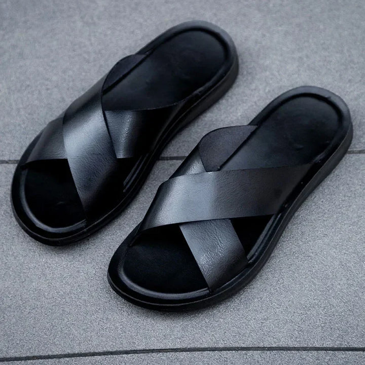 Italiaanse herensandalen, slip-on design, zwart leer, zomerse elegantie