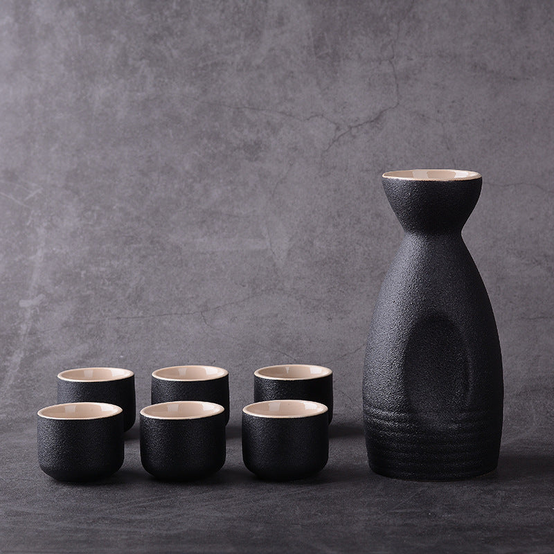 Japanse keramische sake set met karaf en 4 kopjes, ideaal voor traditioneel sake drinken.