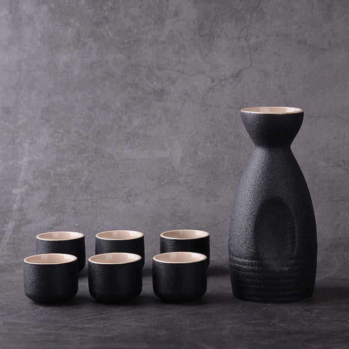 Japanse keramische sake set met karaf en 4 kopjes, ideaal voor traditioneel sake drinken.