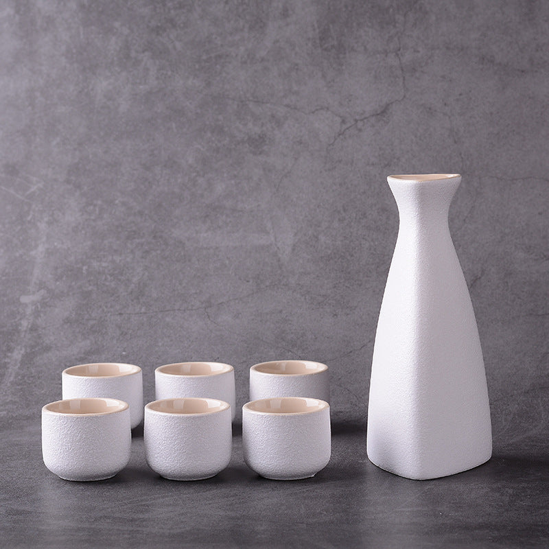 Elegant Japans keramisch sake servies, perfect als cadeau voor liefhebbers van traditionele drinkcultuur.