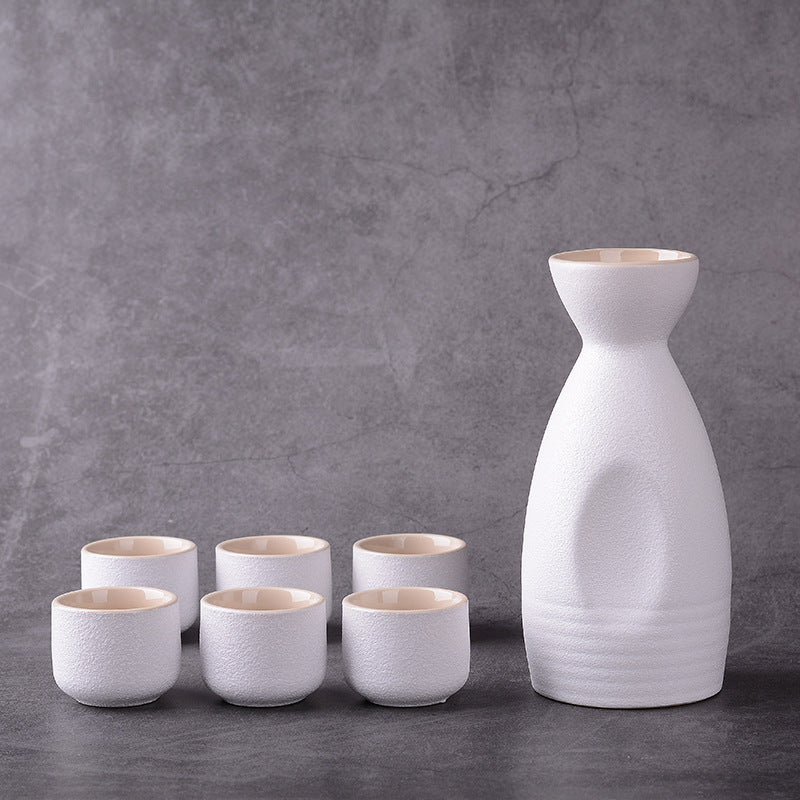 Ambachtelijke Japanse sake karaf en bijpassende keramische kopjes, handgemaakt en traditioneel design.