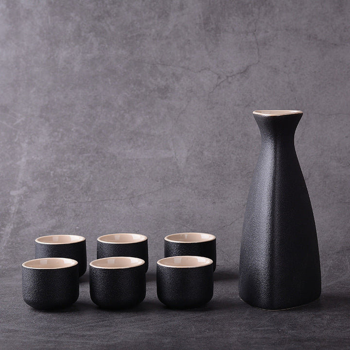 Traditioneel Japans sake drinkset van hoogwaardig keramiek; geniet van sake in stijl met deze complete set.