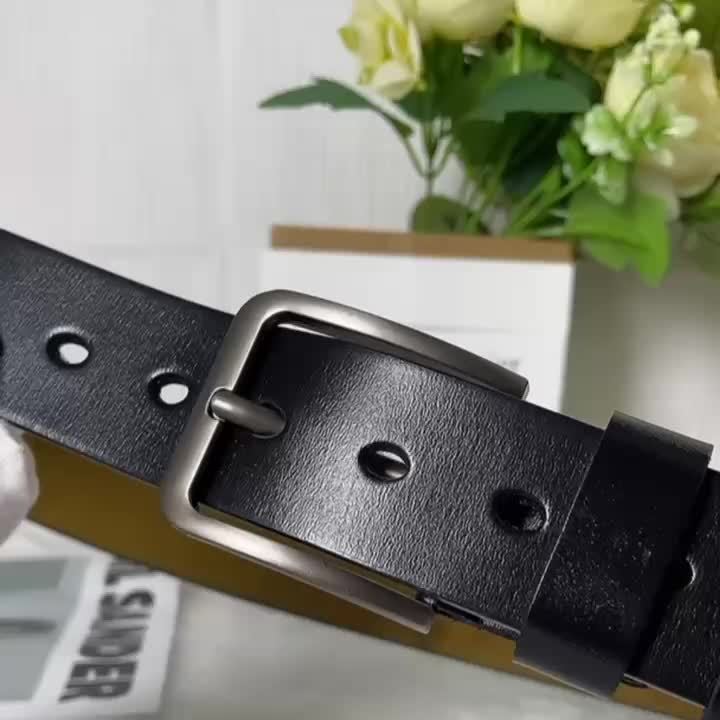 Veelzijdige zwarte heren riem met klassieke pin-gesp. Verstelbaar herenaccessoire, geschikt voor zakelijk of casual.