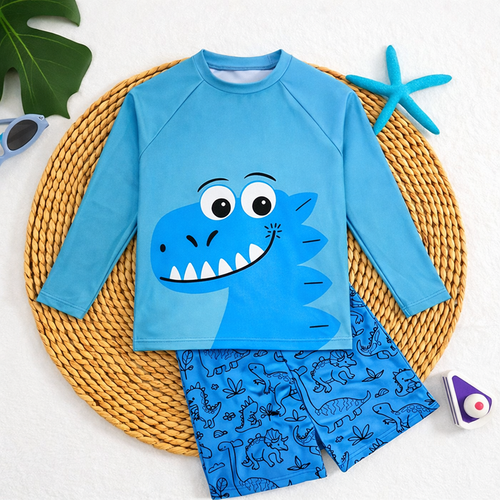 Jonge jongen in blauwe rash guard en zwemshorts, genietend van UV-beschermde waterpret.