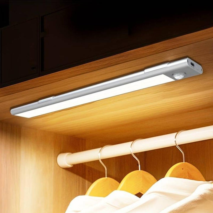 Kabellose LED Sensorleuchte an der Decke mit magnetischer Befestigung, drei Lichtfarben: warmweiß, neutralweiß, kaltweiß.