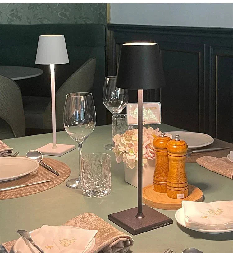 Draadloze LED-tafellamp, minimalistisch design, wit, met touch-bediening, ideaal voor gezellige woonruimtes.