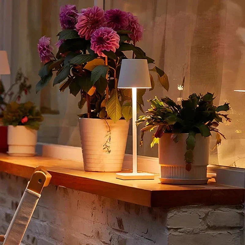 Draadloze tafellamp met een modern, stijlvol ontwerp van aluminium, warm led-licht, ideaal voor elegante woonruimtes.