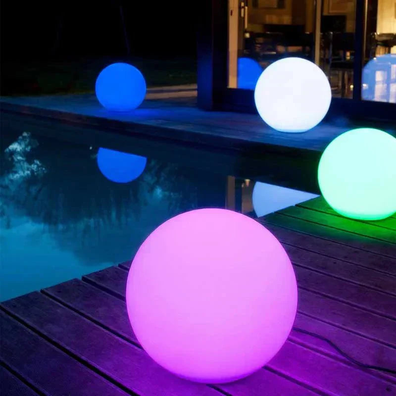 Waterdichte LED bol - draadloos, weerbestendig met 16 kleurvarianten voor sfeervolle binnen- en buitenverlichting.