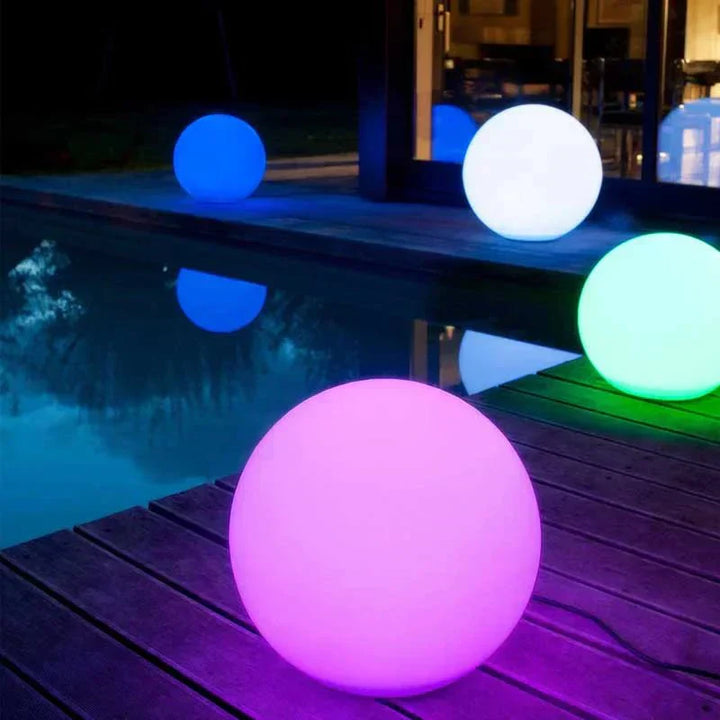Waterdichte LED bol - draadloos, weerbestendig met 16 kleurvarianten voor sfeervolle binnen- en buitenverlichting.