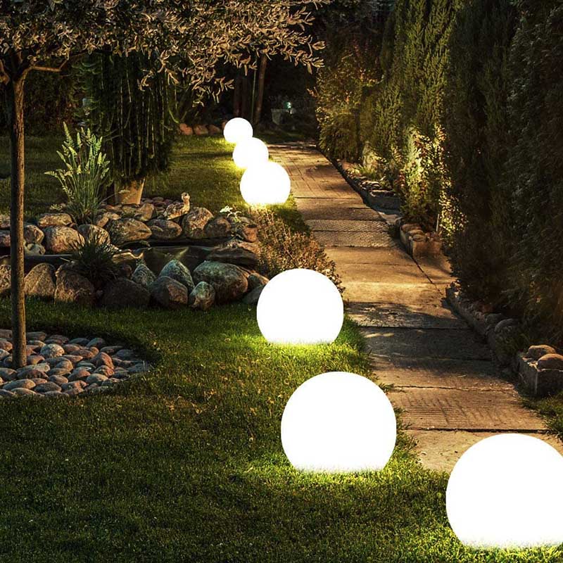 Waterdichte LED bol - draadloos, weerbestendig met 16 kleurvarianten voor sfeervolle binnen- en buitenverlichting.
